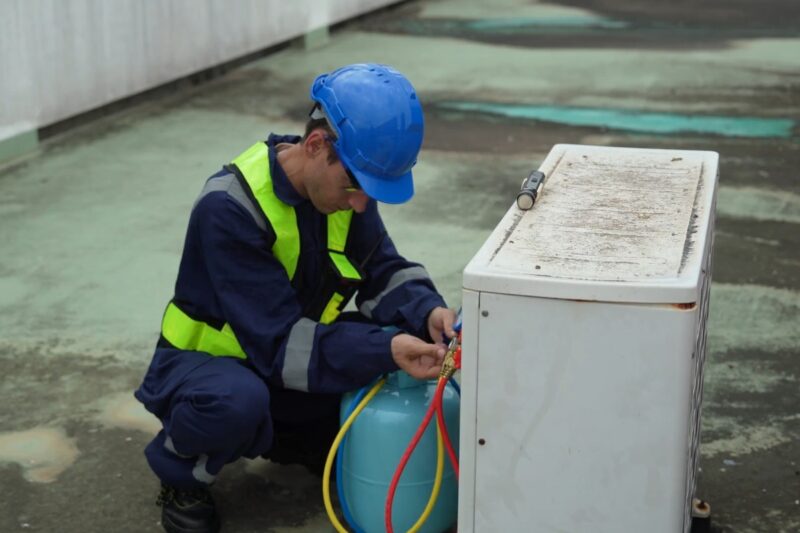 momak proverava kako radi klima