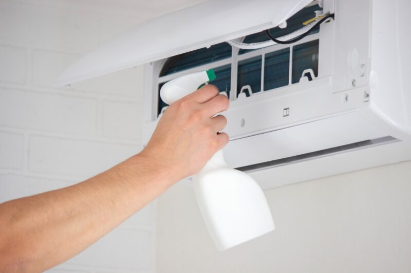 osoba čisti filter klime