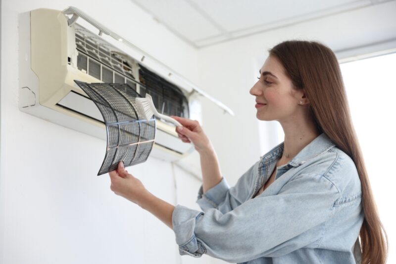 devojka čisti filter klime