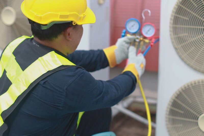 majstor popravlja klima uređaj